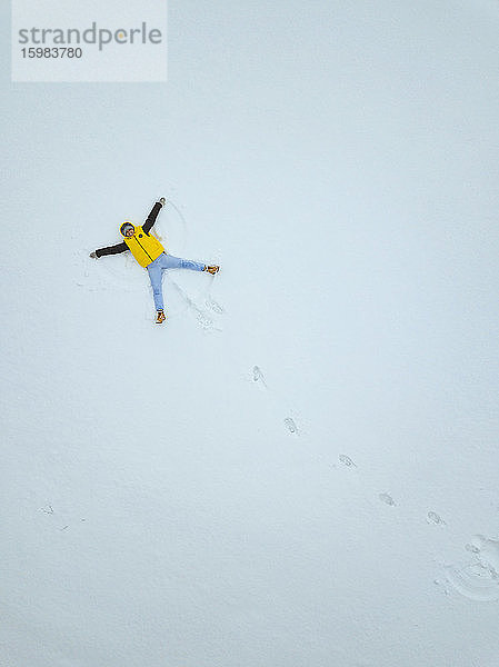 Russland  Luftaufnahme einer erwachsenen Frau  die einen Schneeengel macht