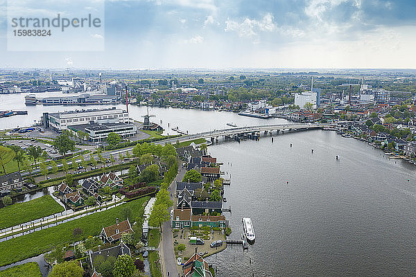 Niederlande  Nordholland  Zaandam  Luftaufnahme der historischen Häuser in Zaanse Schans mit Brücke über den Fluss Zaan im Hintergrund