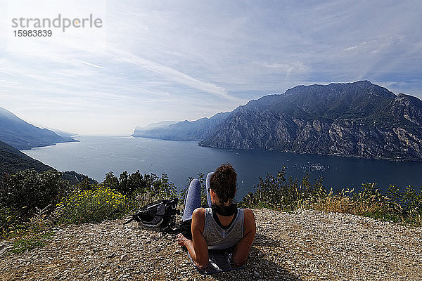 Italien  Trentino  Torbole  Rückansicht einer Frau mit Blick auf den von Bergen umgebenen Gardasee