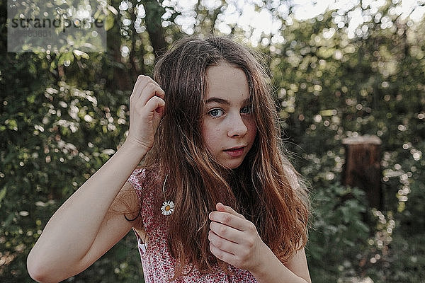 Porträt eines Mädchens mit Blumen im Haar