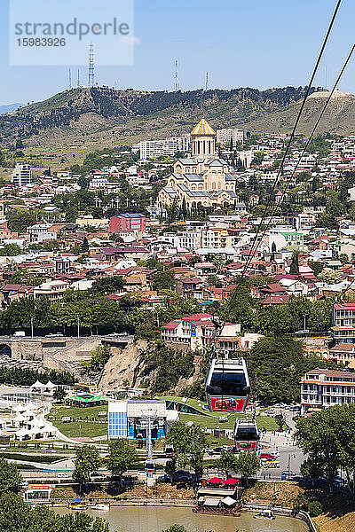 Kathedrale der Heiligen Dreifaltigkeit von Tiflis und Stadtbild gegen den Himmel  Tiflis  Georgien