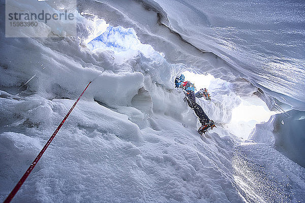 Bergsteiger beim Klettern in einer Gletscherspalte  Großvendigergletscher  Tirol  Österreich