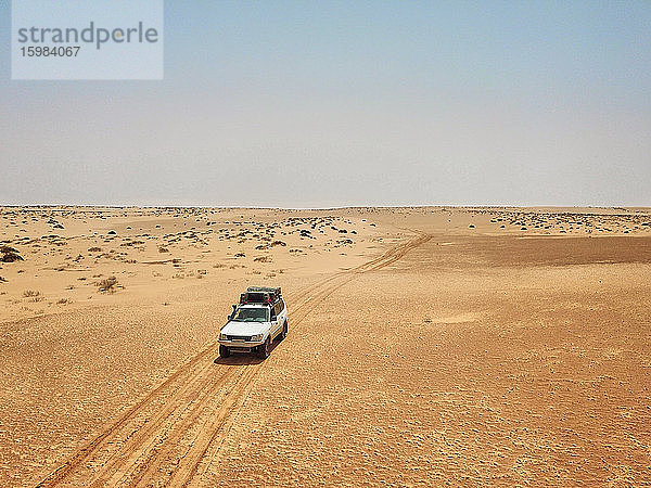 Mauretanien  Banc dArguin National Park  Luftaufnahme eines Geländewagens in der Wüste