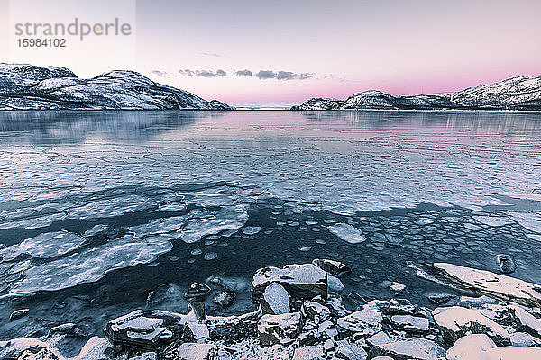 Küstenlandschaft im Winter mit zugefrorenem Lakse Fjord  Lebesby  Norwegen