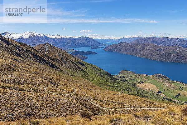 Neuseeland  Otago  Gebirgskamm mit Lake Wanaka im Hintergrund