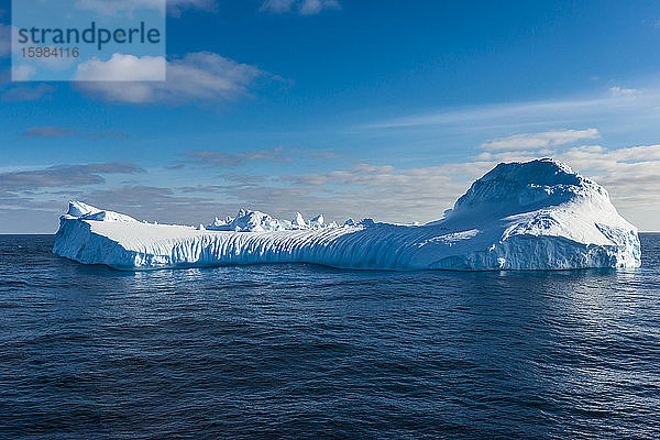 Eisberg schwimmt im Archipel der Süd-Orkney-Inseln