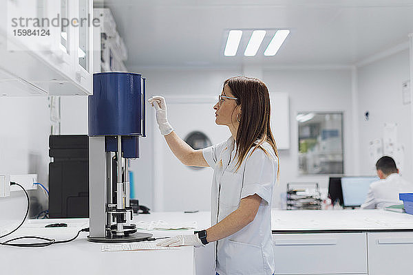 Wissenschaftlerin bei der Arbeit im Labor mit Geräten