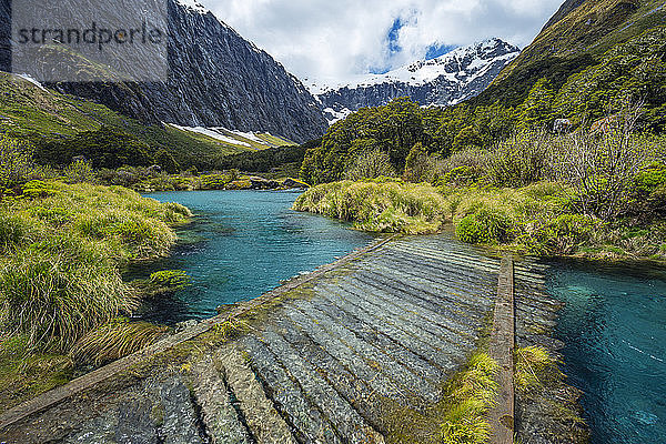 Neuseeland  Südland  Te Anau  Versunkene Brücke über den Hollyford River