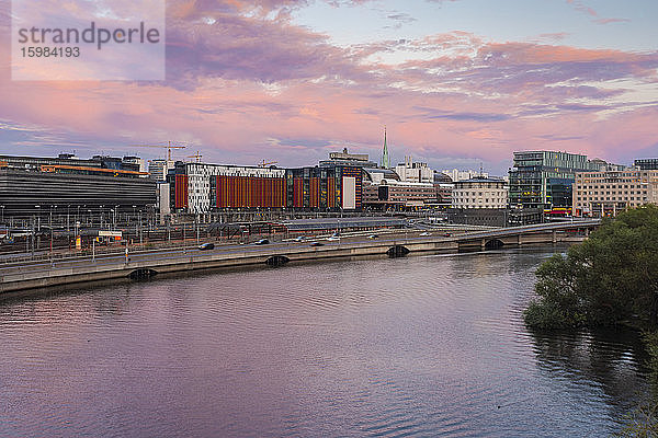 Schweden  Sodermanland  Stockholm  Wolken über Barnhusviken in der Nähe des Hauptbahnhofs Norrmalm in der Abenddämmerung