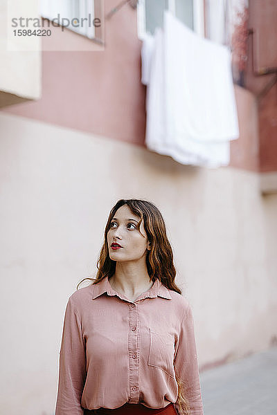 Porträt einer jungen Frau mit rosa Vintage-Bluse