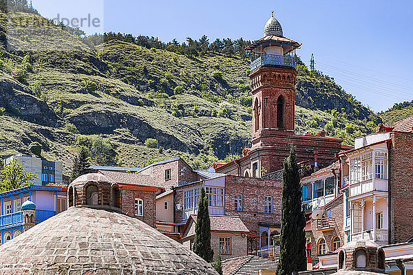 Jumah-Moschee und Wohngebäude vor einem Berg  Tiflis  Georgien