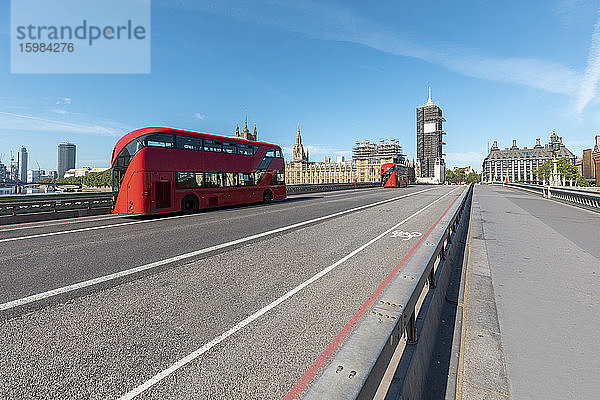 Großbritannien  London  Roter Doppeldeckerbus auf der Westminster Bridge  Big Ben und Westminster Palast im Hintergrund
