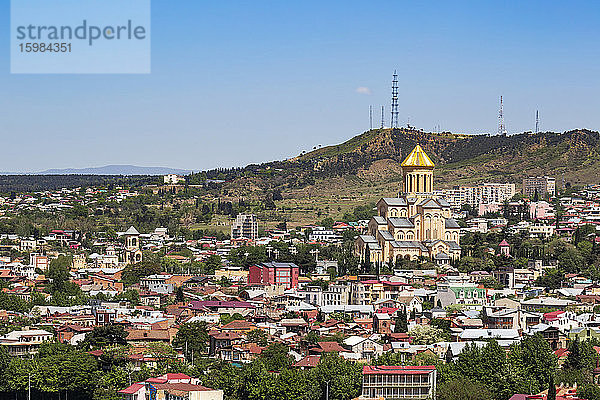 Kathedrale der Heiligen Dreifaltigkeit von Tiflis und Stadtbild gegen klaren Himmel in Tiflis  Georgien