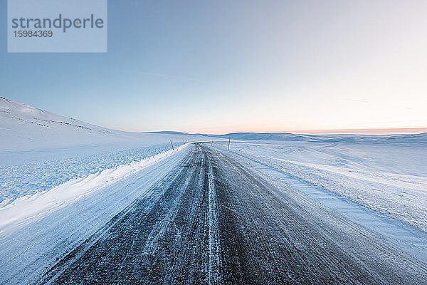 Landstraße im Winter  Berlevag  Norwegen