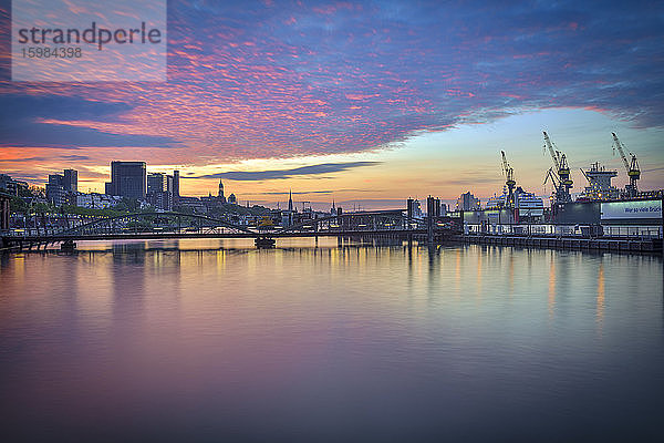 Deutschland  Hamburg  Wolkenlandschaft über dem Hafen mit Altonaer Fischmarkt bei Sonnenaufgang