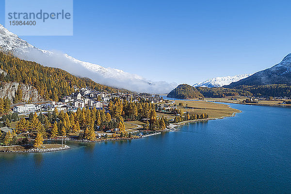 Schweiz  Kanton Graubünden  St. Moritz  Drohnenansicht des Ortes am bewaldeten Ufer des Silvaplanersees im Herbst