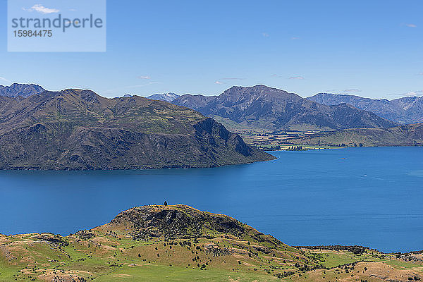 Neuseeland  Otago  Blick auf den Lake Wanaka und die umliegenden Berge