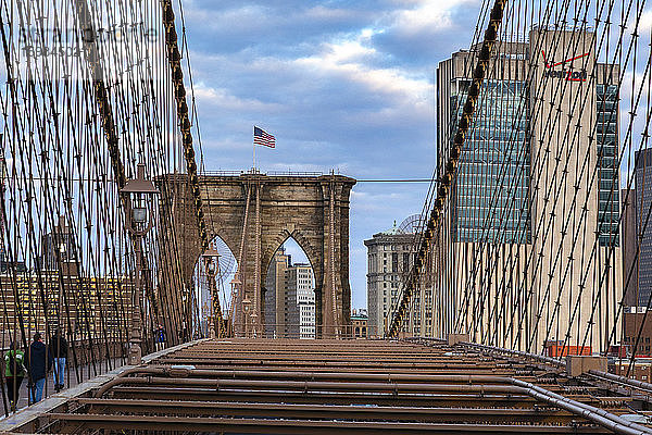 USA  New York  New York City  Brooklyn Bridge in der Morgendämmerung