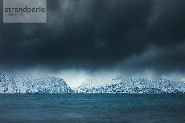 Bewölkte Atmosphäre an der Küste im Winter  Fjord Lyngen  Skibotn  Norwegen
