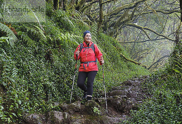 Spanien  Kanarische Inseln  La Gomera  Wanderin beim Nordic Walking im Nationalpark Garajonay