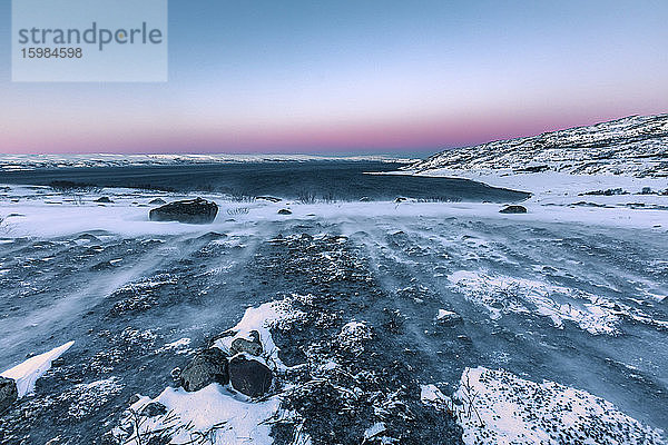 Küstenlandschaft im Winter  Lebesby  Laksefjord  Norwegen
