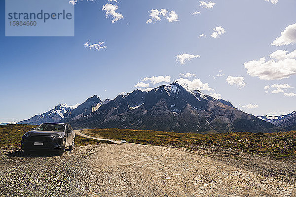 Chile  Auto geparkt neben einer unbefestigten Straße im Torres Del Paine National Park