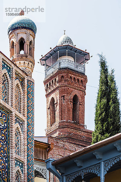 Minarett der Jumah-Moschee bei klarem Himmel in Tiflis  Georgien