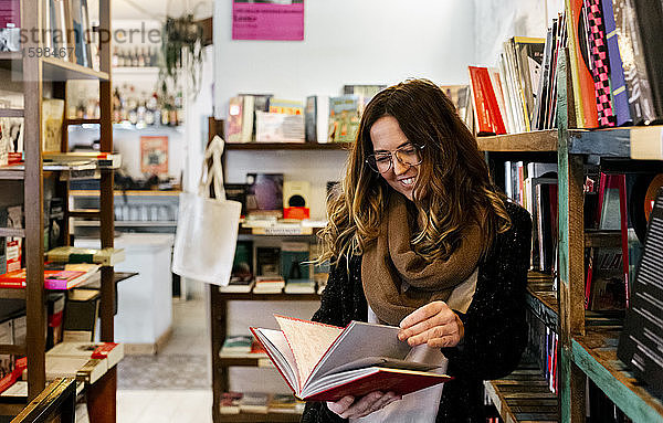 Frau liest ein Buch in einem Café