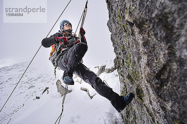 Ältere Frau beim Klettern am Großvendediger  Tirol  Österreich