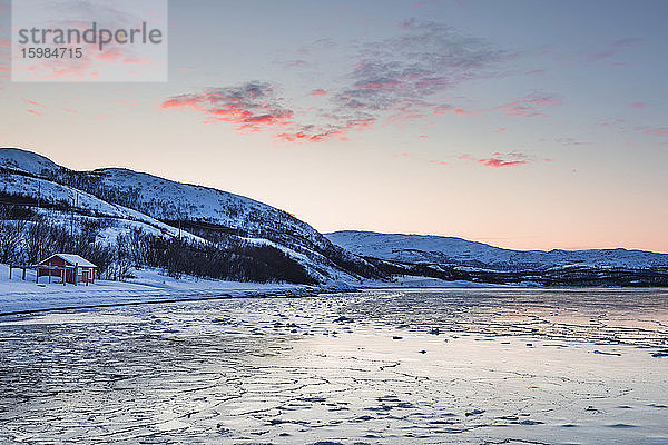 Küstenlandschaft im Winter mit zugefrorenem Lakse Fjord  Lebesby  Norwegen