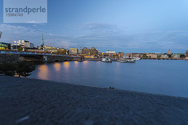 Schweden  Sodermanland  Stockholm  Ufer des Malaren-Sees in der Abenddämmerung mit dem Stockholmer Hauptbahnhof im Hintergrund