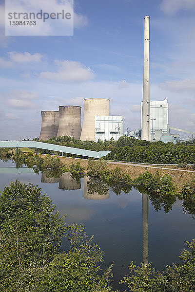 Deutschland  Nordrhein-Westfalen  Werne  Ufer der Lippe und Kraftwerk Gersteinwerk