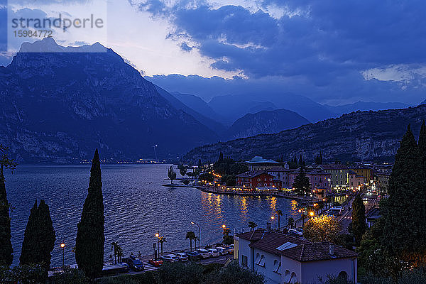 Italien  Trentino  Torbole  Gardasee  Stadt beleuchtet in der Abenddämmerung