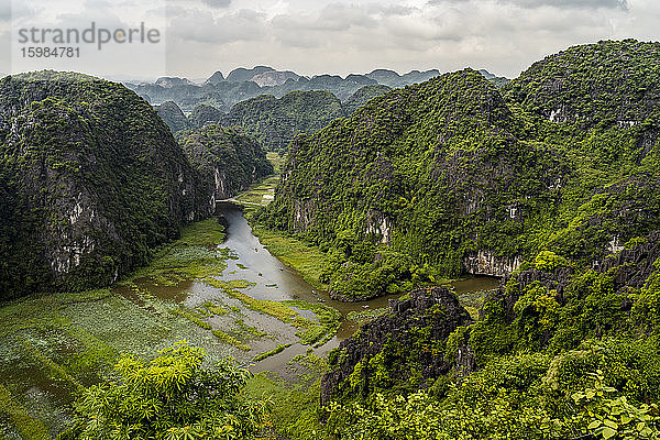 Vietnam  Provinz Ninh Binh  Ninh Binh  Blick auf bewaldete Karstformationen im Hong River Delta