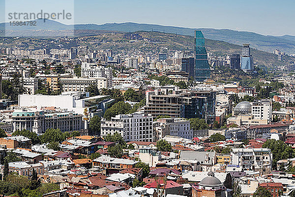 Stadtbild vor Bergen an einem sonnigen Tag  Tiflis  Georgien