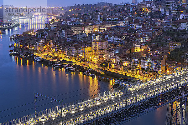 Portugal  Bezirk Porto  Porto  Luftaufnahme der Dom Luis I Brücke bei Nacht