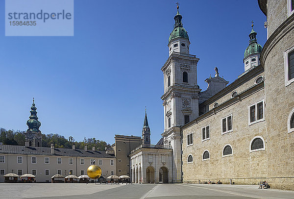 Österreich  Salzburg  Leerer Kapitelplatz mit Salzburger Dom inmitten einer Coronavirus-Pandemie