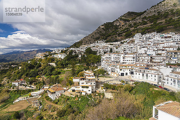 Spanien  Provinz Malaga  Mijas  Weiße Dorfhäuser am Berg