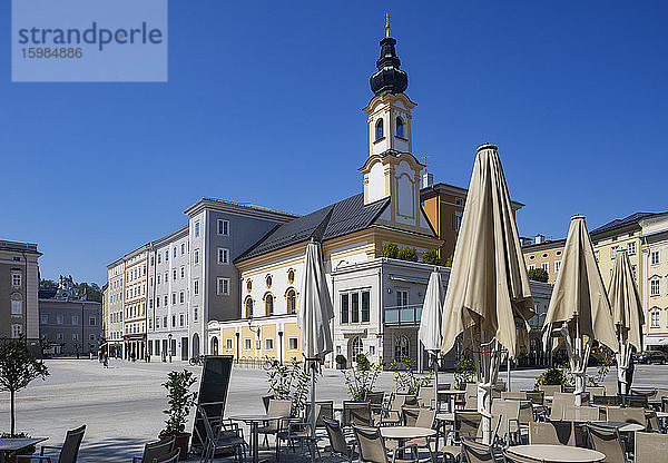 Österreich  Salzburg  Leerer Residenzplatz mit St. Michaels-Kirche inmitten der Coronavirus-Pandemie