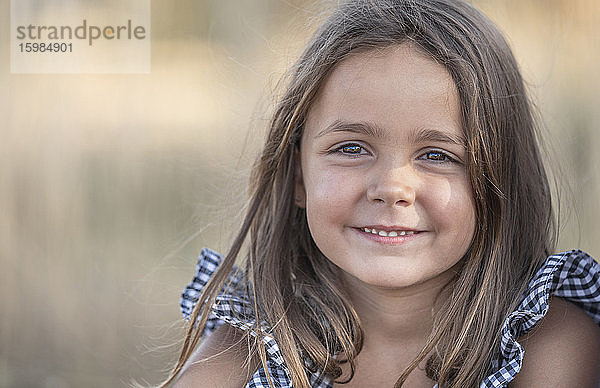 Porträt eines glücklichen kleinen Mädchens in der Natur