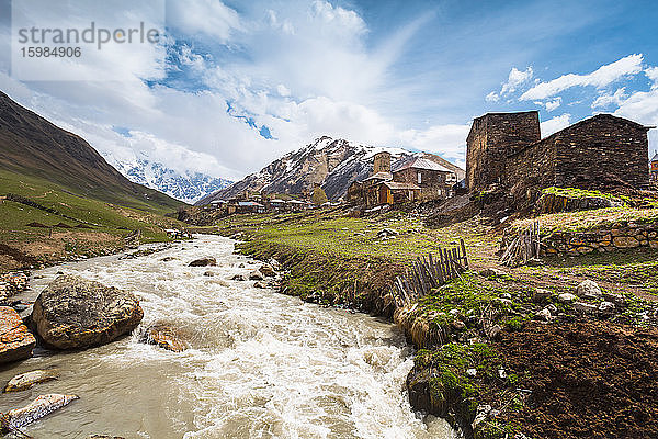 Georgien  Swanetien  Ushguli  Mittelalterliches Dorf am Ufer des Flusses Enguri