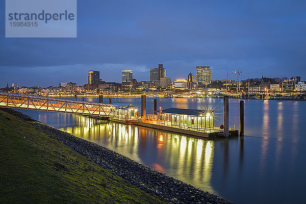 Deutschland  Hamburg  Blick auf das Nordufer der Elbe am Morgen