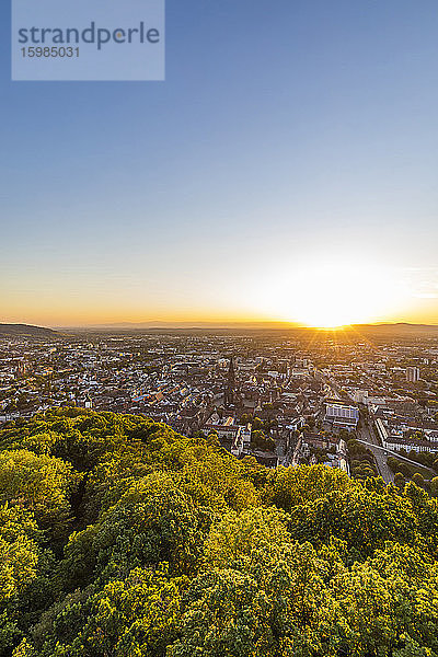 Deutschland  Baden-Württemberg  Freiburg im Breisgau  Sonnenuntergang über der Stadt vom Gipfel des Schlossbergs aus gesehen