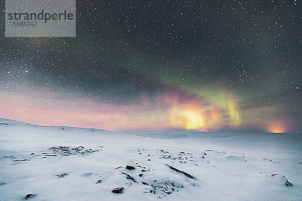 Sternenhimmel mit Nordlicht  Lebesby  Norwegen