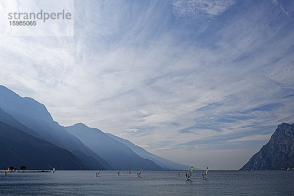 Italien  Trentino  Torbole  Windsurfer auf dem von Bergen umgebenen Gardasee