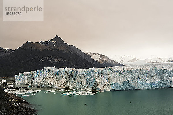 Argentinien  Eisberg treibt in der Nähe der Gebirgsküste