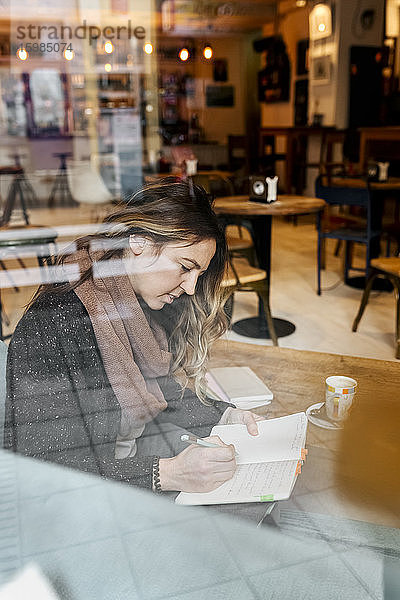 Frau arbeitet in einem Café