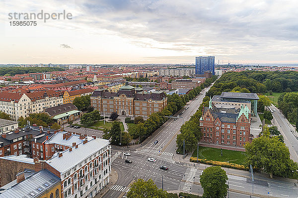 Schweden  Schonen  Malmö  Luftaufnahme einer Straßenkreuzung vor der Stadtbibliothek von Malmö