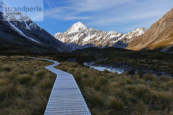 Neuseeland  Canterbury  Boardwalk im Hooker Valley in der Abenddämmerung mit Mount Cook im Hintergrund