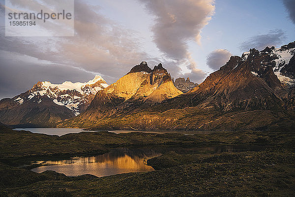 Chile  Seen am Fuße der Cordillera Paine Berggruppe in der Abenddämmerung